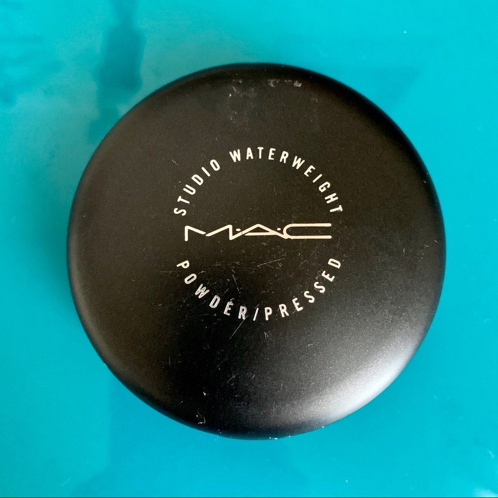 MAC Studio Waterweight Pressed Powder Dark Deepest